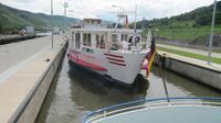 Moselfahrt, Passage einer Schleuse