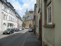 Seitenstraße, im Hintergrund der Dom