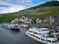 Zahlreiche Kreuzfahrer liegen vor Anker