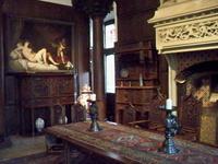 Gemälde und schöner Kamin