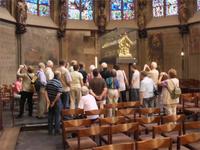 Die Gruppe am Karlsschrein