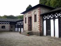 Eingang zum Fahnenheiligtum auf der Saalburg