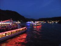 Die Schiffe sammeln sich zum Feuerwerk