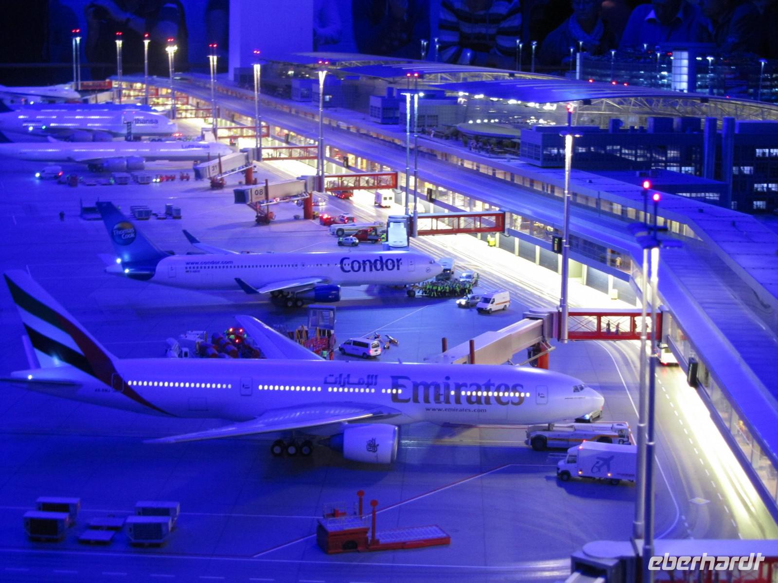 Der Flughafen bei Nacht
