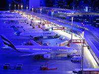 Der Flughafen bei Nacht