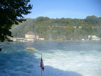 gewagte Bootsfahrt auf dem Rhein