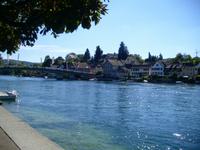 Die Brücke über den Rhein verbindet bei Stadtteile von Stein