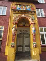 Historisches Eingangsportal einer Apotheke in Lüneburg