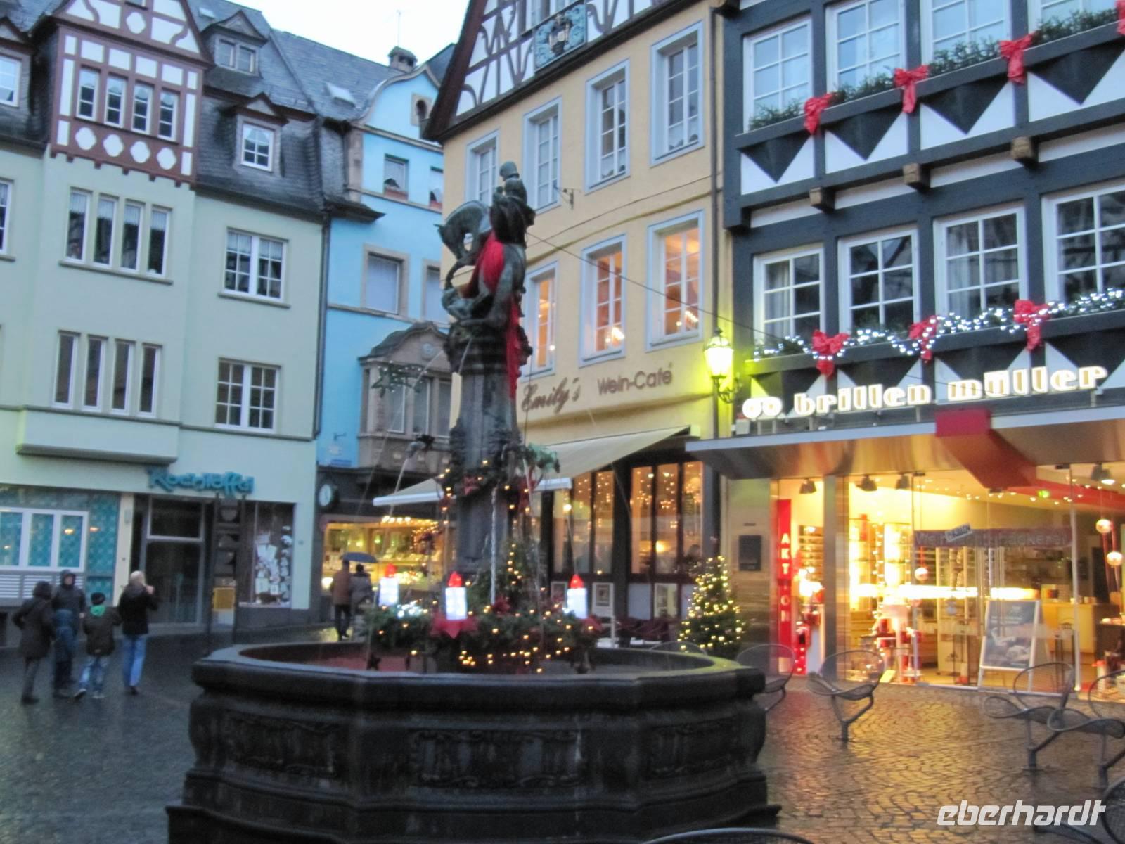 Weihnachtsbrunnen am Marktplatz von Cochem