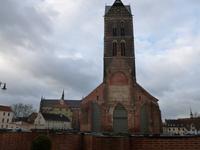 Wismar, die Reste der Marienkirche, im Hintergrund St. Georg