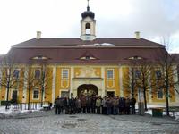 Vor dem Barockschloss Rammenau