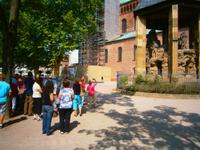 Auf dem Weg zum Haupteingang