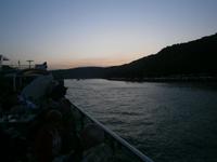 Dämmerung am Rhein, die Schiffe sammeln sich oberhalb von Spey