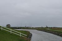 Gräben zur Entwässerung nach Sturmfluten und Häuser auf Stelzen