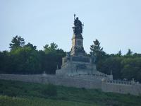 Das Niederwalddenkmal - am Rand des Landschaftsparks Niederwald oberhalb der Stadt Rüdesheim am Rhein