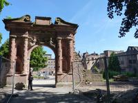 Elisabethentor vor der Ruine des Englischen Baus