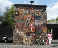 Mosaikwand an der Moselbrücke mit historischen Jahreszahlen