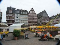 Ostzeile des Römerbergs prägen die Fachwerkhäuser, „Großen Engel“, „Goldene Greif“, „Wilder Mann“, „Kleiner Dachsberg“, „Großer und Kleiner Lauberberg“ und 