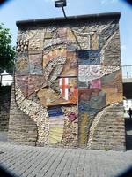 Mosaikwand an der Moselbrücke mit historischen Jahreszahlen