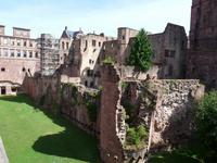 Ruinen des Bibliotheksbaus und des Ruprechtsbaus sowie Torturm, vom Stückgarten aus gesehen