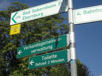 interessante Hinweisschilder: gut für diejenigen, die dringend zur Toilette müssen