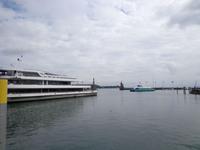 Ein modernes Schiff verläßt den Bodenseehafen