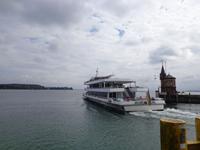 Ein großes Fahrgastschiff verläßt den Hafen von Konstanz