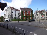 Schöne Häuser auf dem Weg zum Busparkplatz