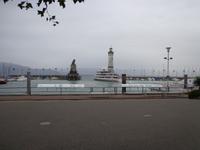 Ein Fahrgastschiff verläßt den Hafen