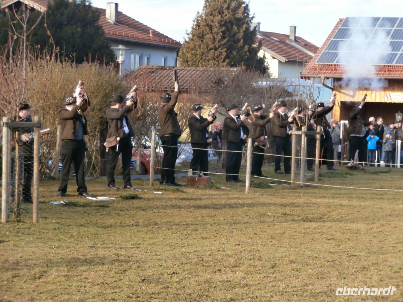 Böllerschützen am Neujahrstag am Hotel Happinger Hof
