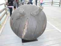 Kunstwerke auf der Brücke