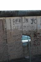 einer der letzten Überreste der ehemaligen Mauer zwischen Ost-und Westberlin