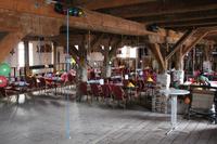 geschmückter Kuhstall für die Silvesterfeier am Abend