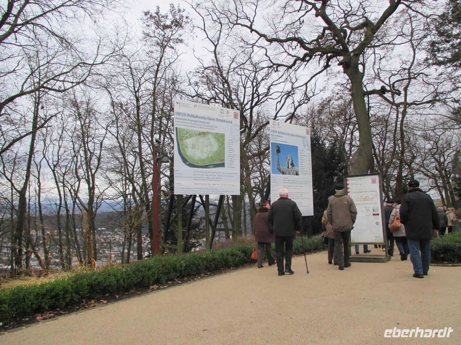 Gäste informieren sich über die Anlage des Niederwalddenkmals und die Germania