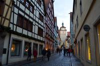 020 Rothenburg - Klostergasse mit Weißen Turm