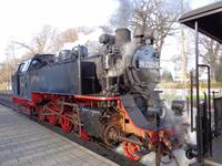 Geschafft, die 99er Baureihe ist wieder mit dem Zug verbunden