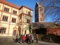 Wismar, Innenhof im Hintergrund der Turm der Marienkirche