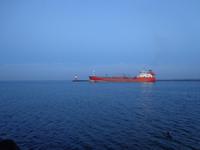 Ein Frachtschiff verläßt den Hafen