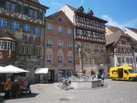 Stein am Rhein, Marktplatz mit Brunnen und prächtigen Fassadenmalereien