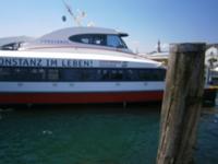 Ein moderner Katamaran legt im Hafen an