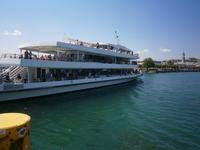 Ein großes Schiff bringt neue Gäste in die Stadt