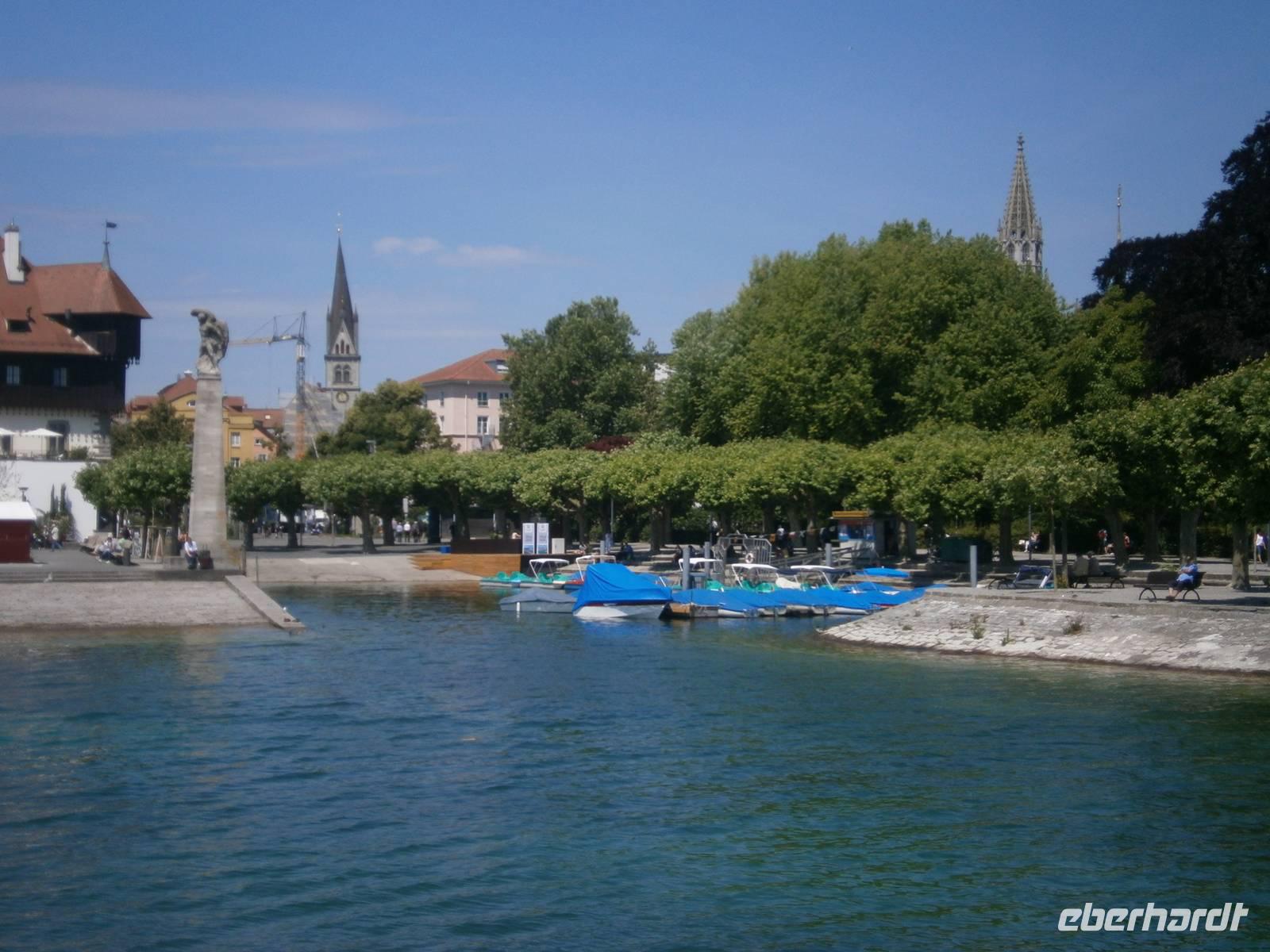 Szene aus dem Hafen im Hintergrund die Stephanskirche und die Turmspitze des Münsters 