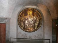 Eine von mehreren Goldscheiben in der Krypta des Münsters