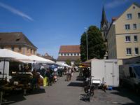 Markttreiben in der Nähe der Stephanskirche