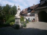Denkmal vor der Klosterkirche von Mittelzell