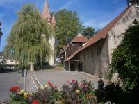 Rechts, die Peterskirche aus dem Jahr 1000, Heute: eine Gedenkstätte des 1. Weltkrieges  