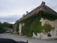 Im Hintergrund der Eingang zum Gelände des 