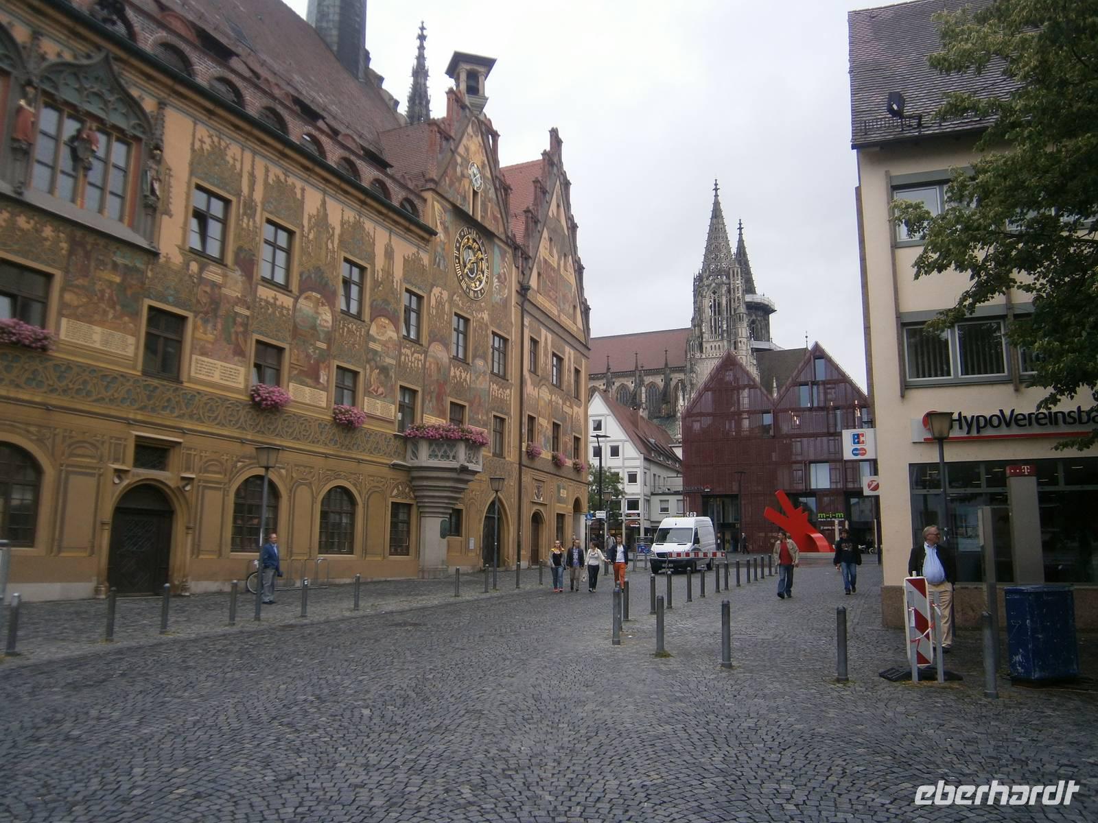 Im Hintergrund des Rathauses das Ende des Langhauses des Münsters