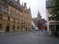 Im Hintergrund des Rathauses das Ende des Langhauses des Münsters