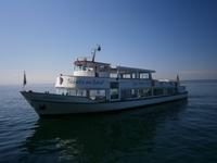 Das  kleine Schiff legt bei